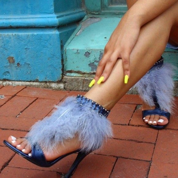CAPE ROBBIN SUZZY-79 HIGH HEEL Navy with Blue Feathers Sz 9 - Picture 1 of 5